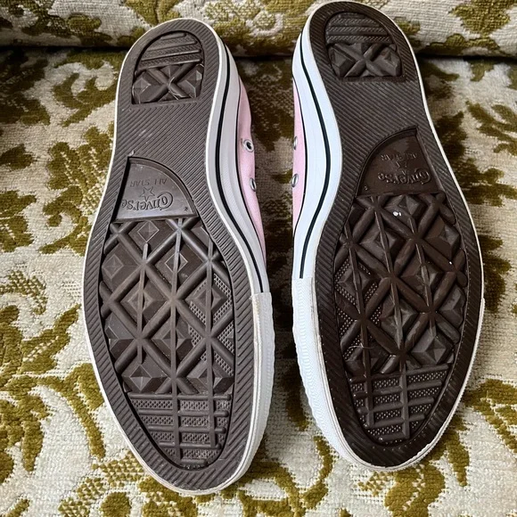 Light Pink Converse low tops - Picture 3 of 5